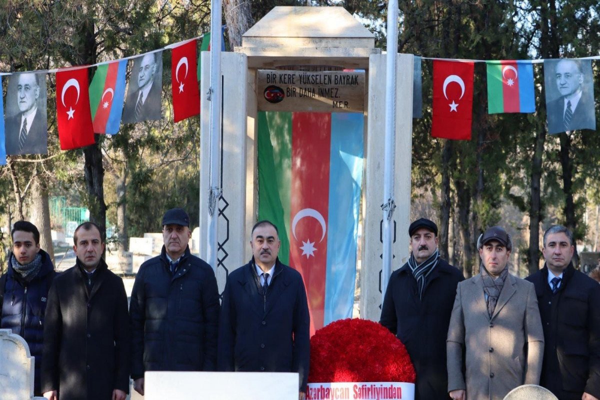 Azərbaycanın Türkiyədəki səfirliyinin əməkdaşları Məhəmməd Əmin Rəsulzadənin məzarını ziyarət edib