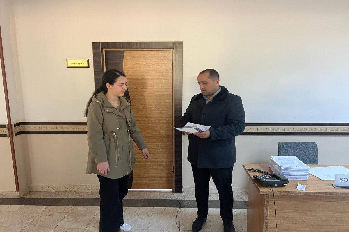 Naxçıvanda bu gün 18 yaşı olan sakin ilk dəfə səsvermədə iştirak edib