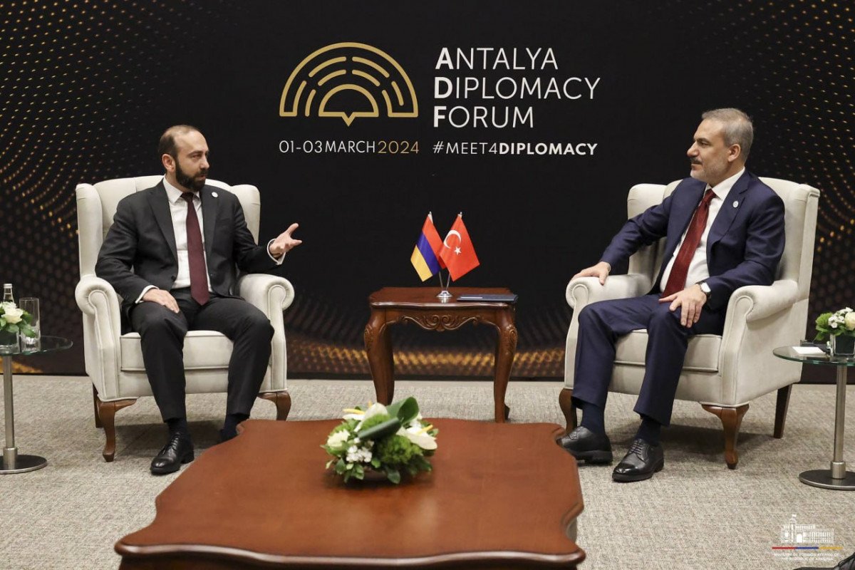 Hakan Fidan Ermənistan XİN rəhbəri ilə görüşüb