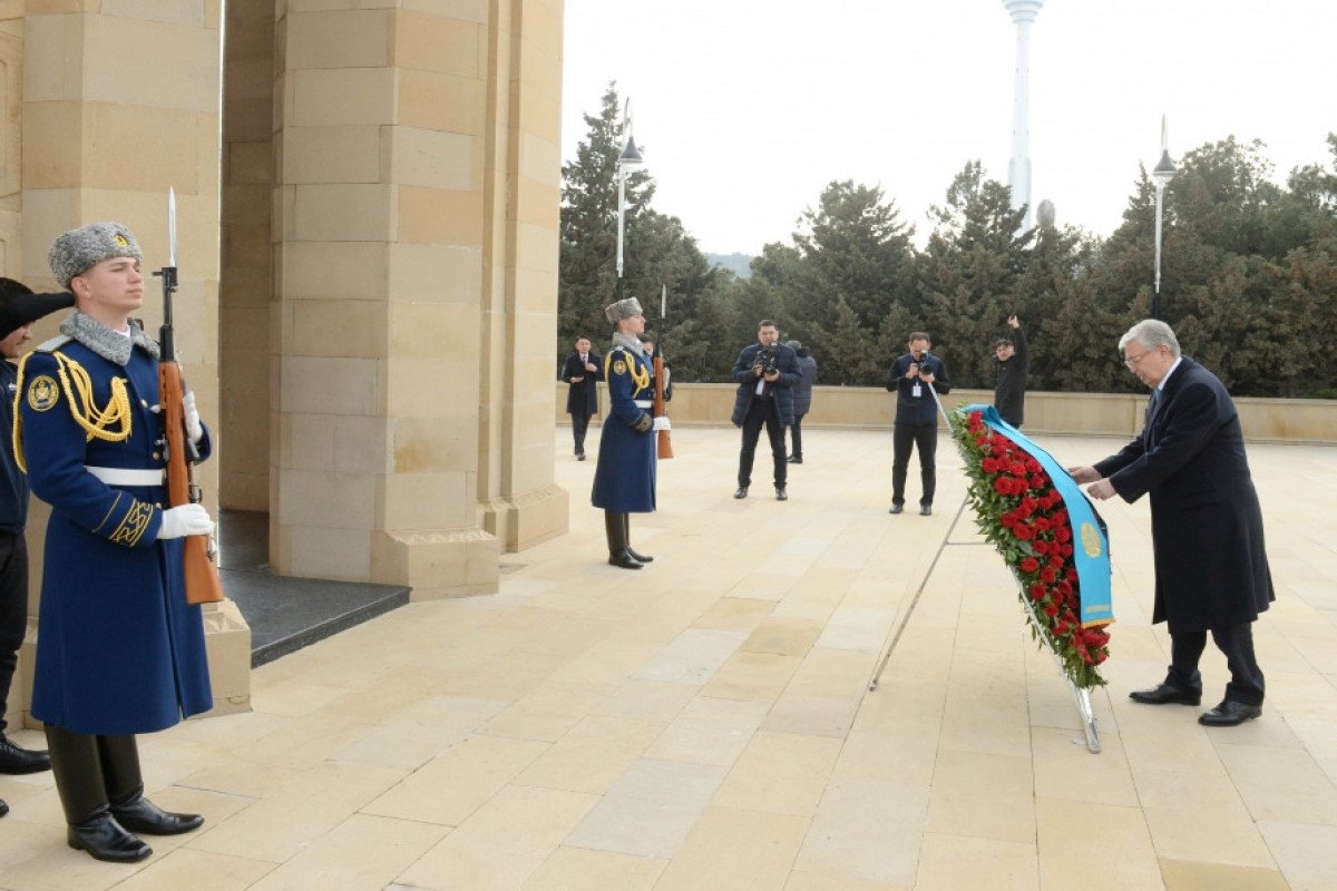 Tokayev Bakıda şəhidlərin xatirəsini anıb