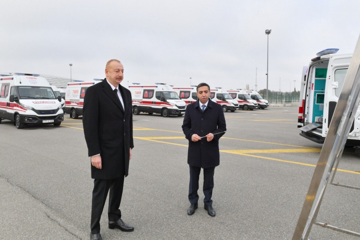 Prezident İlham Əliyev yeni alınmış müasir təcili tibbi yardım avtomobilləri ilə tanış olub