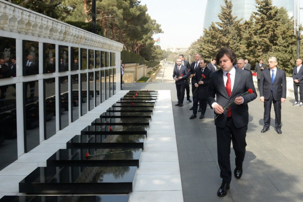 Gürcüstanın Baş naziri Şəhidlər xiyabanını ziyarət edib