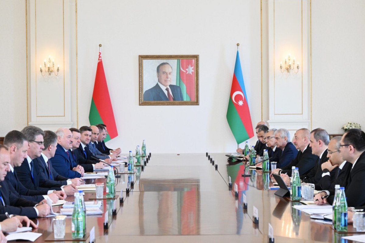 Azərbaycan və Belarus prezidentlərinin geniş tərkibdə görüşü keçirilib