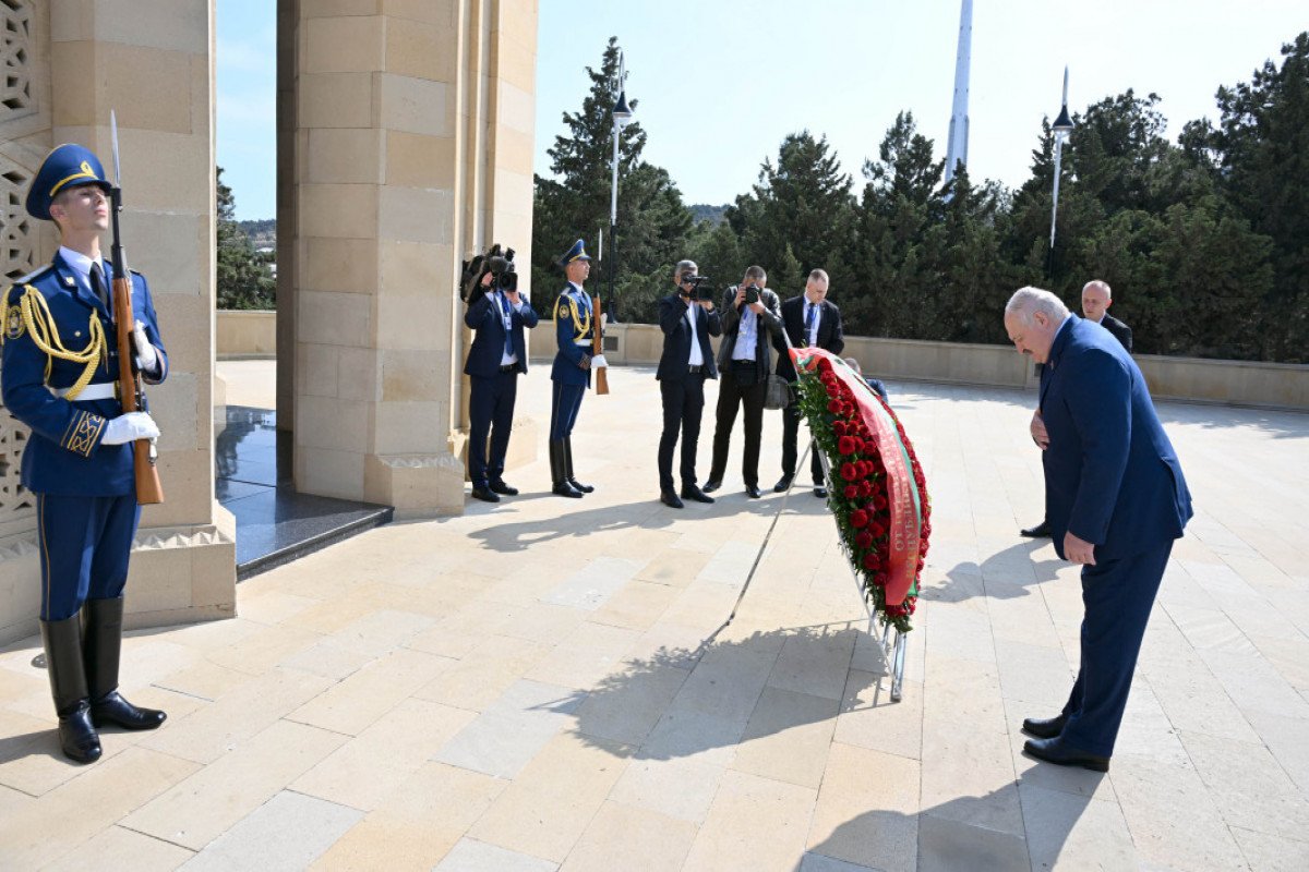 Lukaşenko Şəhidlər xiyabanını ziyarət edib