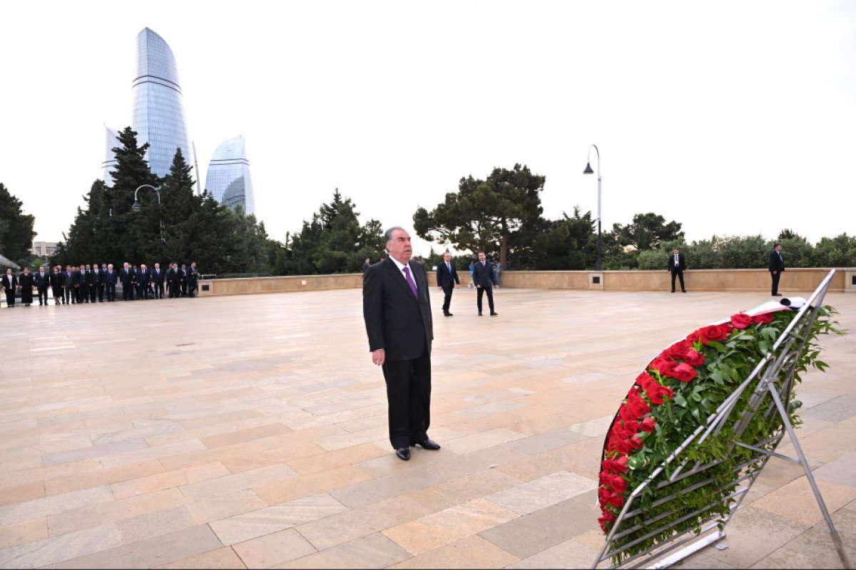 Emoməli Rəhmon Şəhidlər xiyabanını ziyarət edib