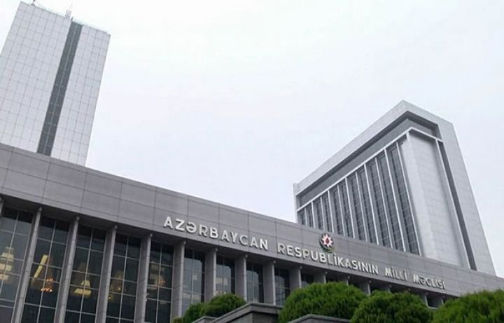 Milli Məclis Müstəqillik Günü münasibəti ilə Prezident və Birinci xanımı təbrik edib