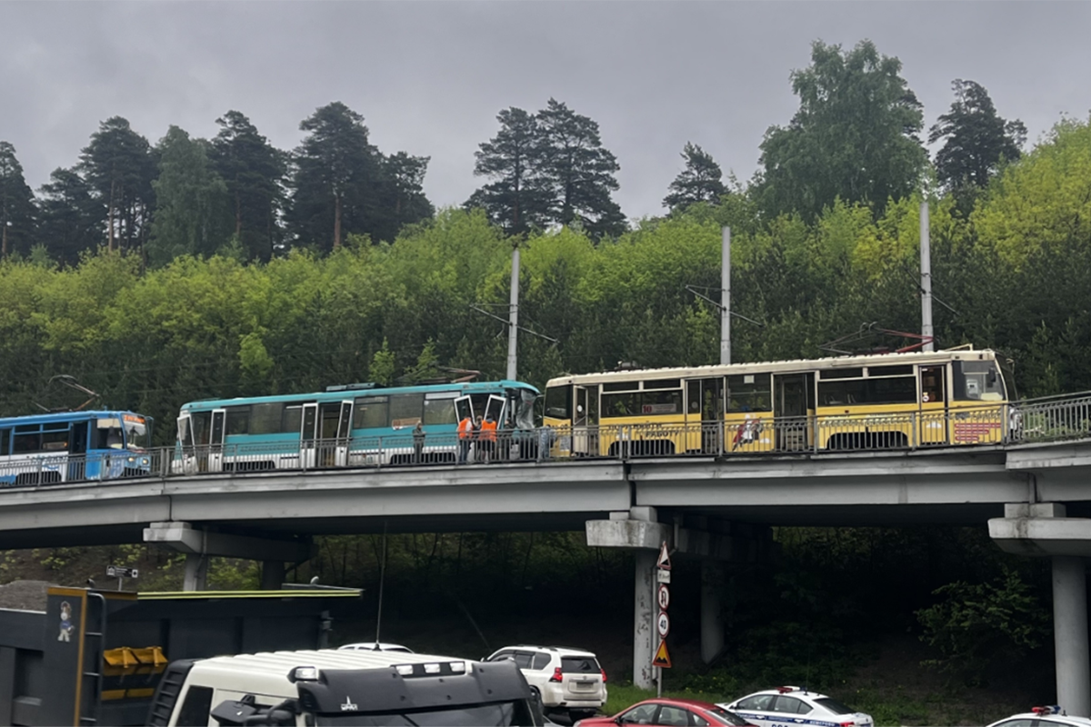 Rusiyada tramvaylar toqquşub, 1 nəfər ölüb, 90-dan artıq adam yaralanıb