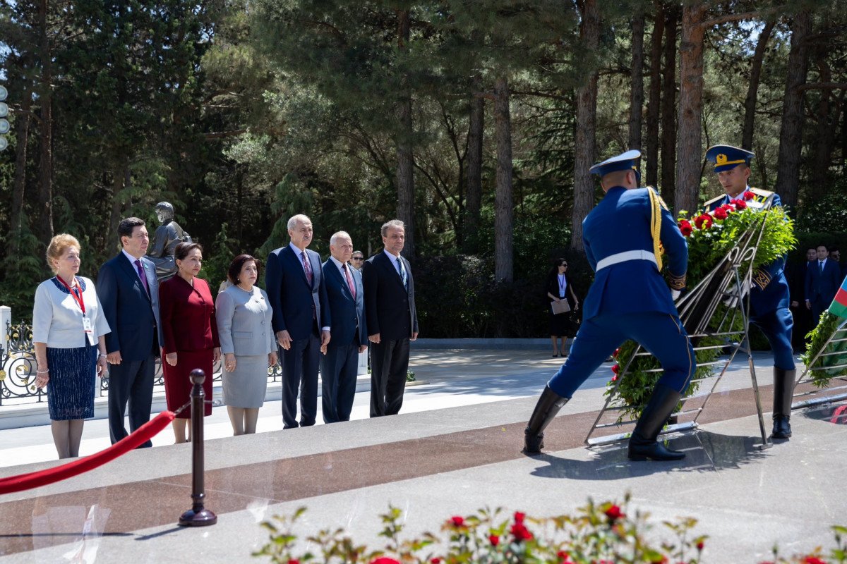 TÜRKPA nümayəndə heyəti Heydər Əliyevin məzarını və Şəhidlər xiyabanını ziyarət ediblər