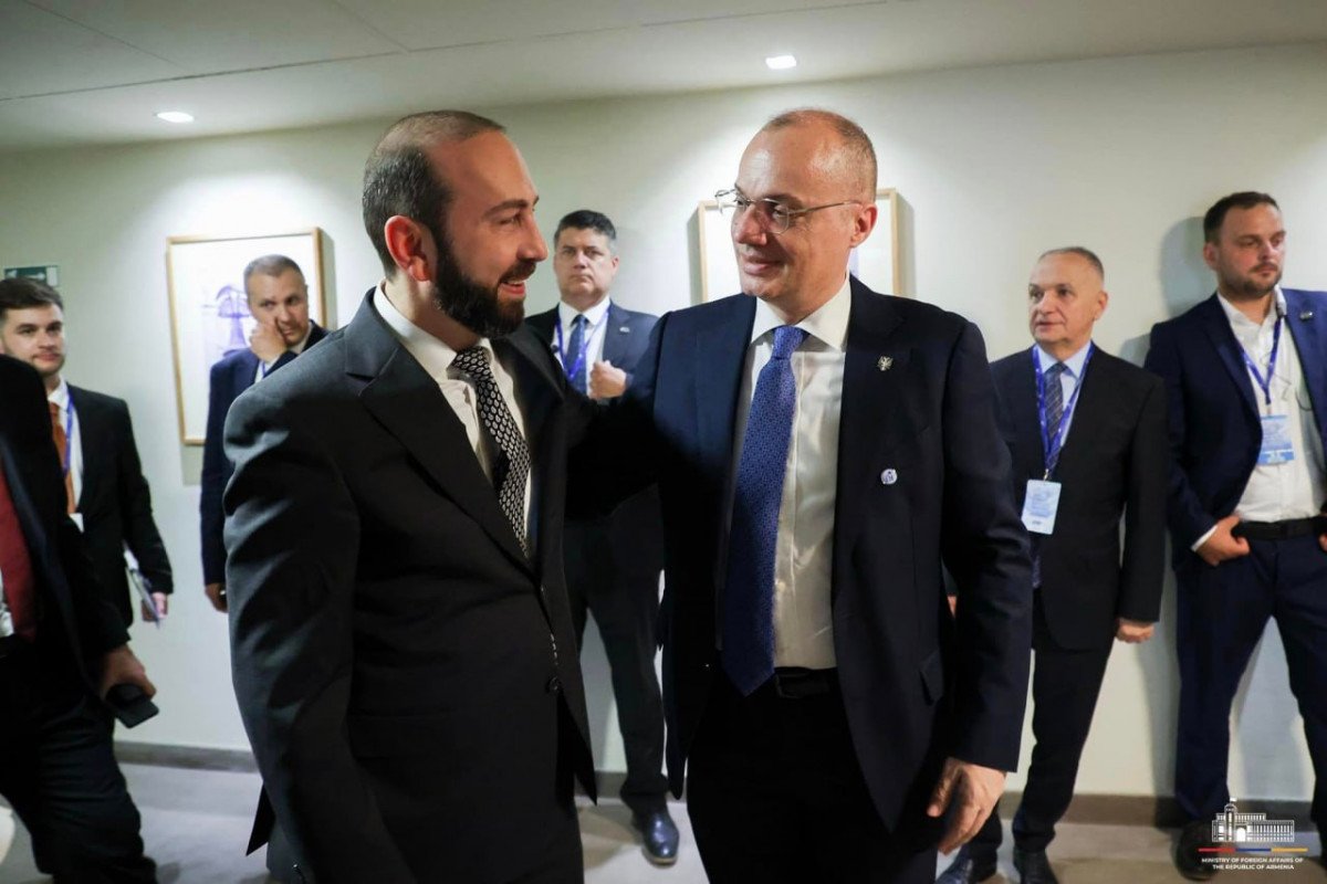 Mirzoyan Albaniya xarici işlər naziri ilə Azərbaycanla sülh prosesini müzakirə edib