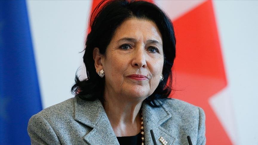 Zurabişvili Aİ-nin inteqrasiyanı dayandırmaq qərarına görə hökuməti ittiham edib