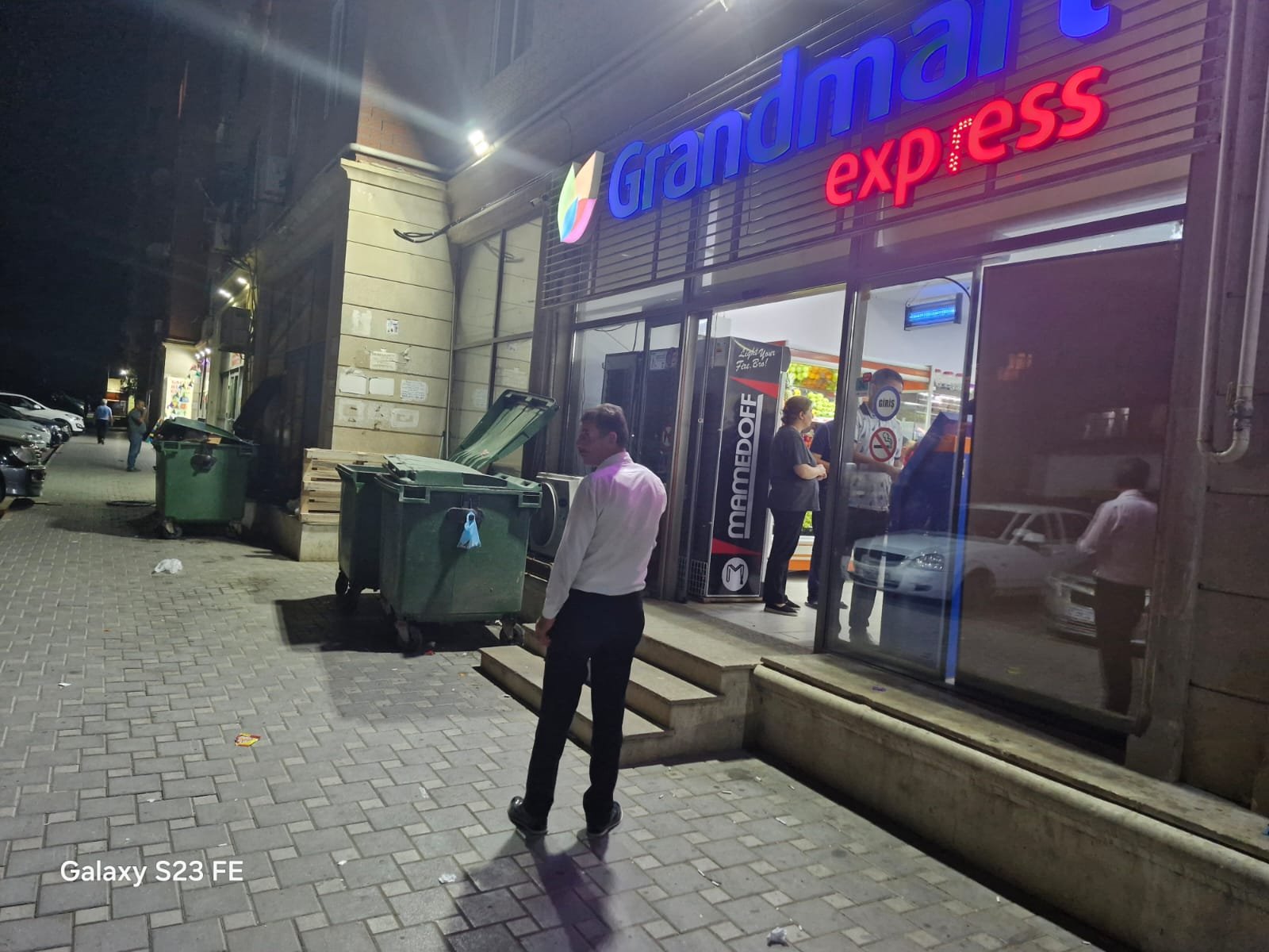 Qobu Park-2 yaşayış kompleksindəki Grandmart marketin qarşısında zibil qutusunun qoyulması nə dərəcədə düzgündür?!