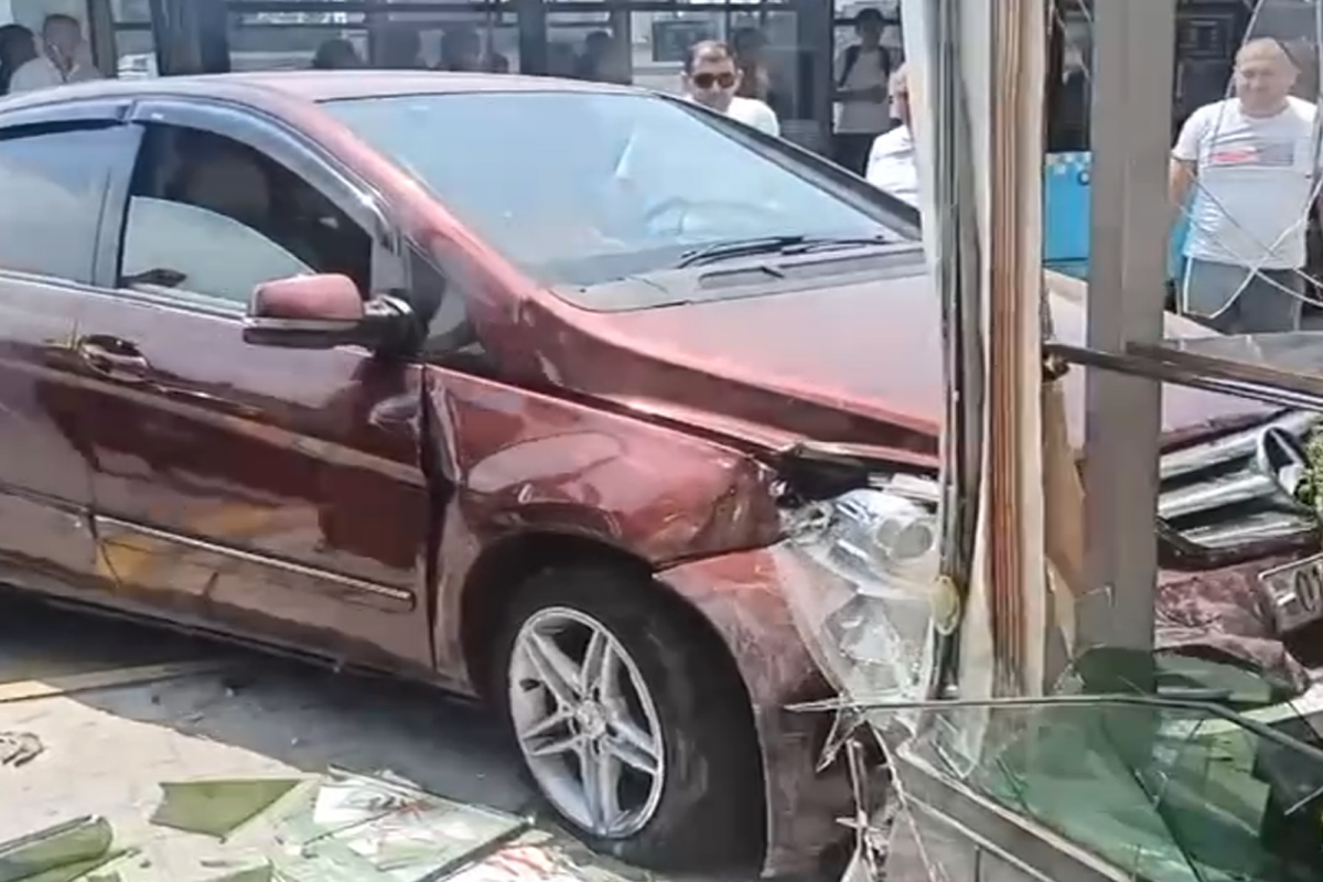 Sumqayıtda avtomobil mağazaya çırpılıb, 1 nəfər xəsarət alıb