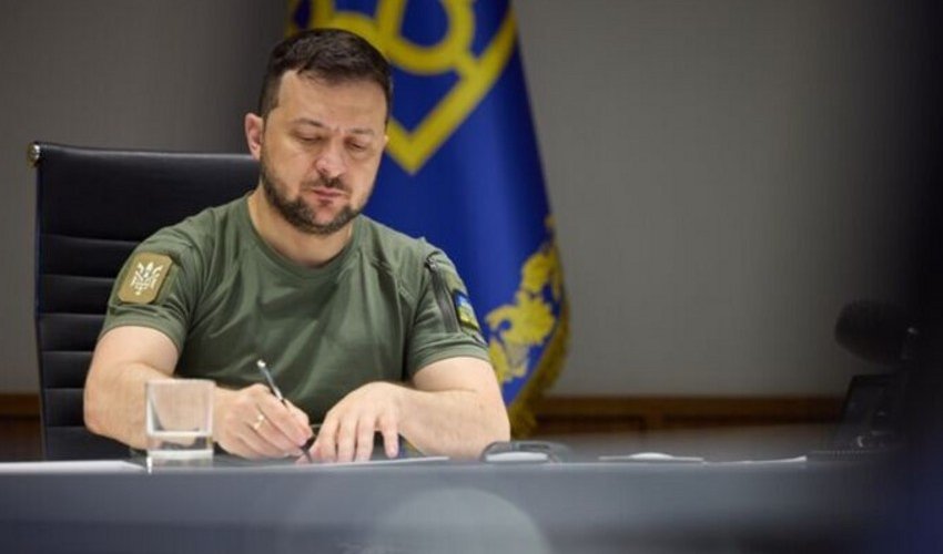 Zelenski Ukraynada hərbi vəziyyətin və ümumi səfərbərliyin müddətinin uzadılması haqqında qanunları imzalayıb