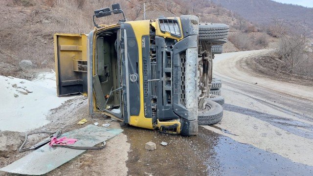 Şəmkirdə yük maşını dərəyə aşıb, xəsarət alanlar var