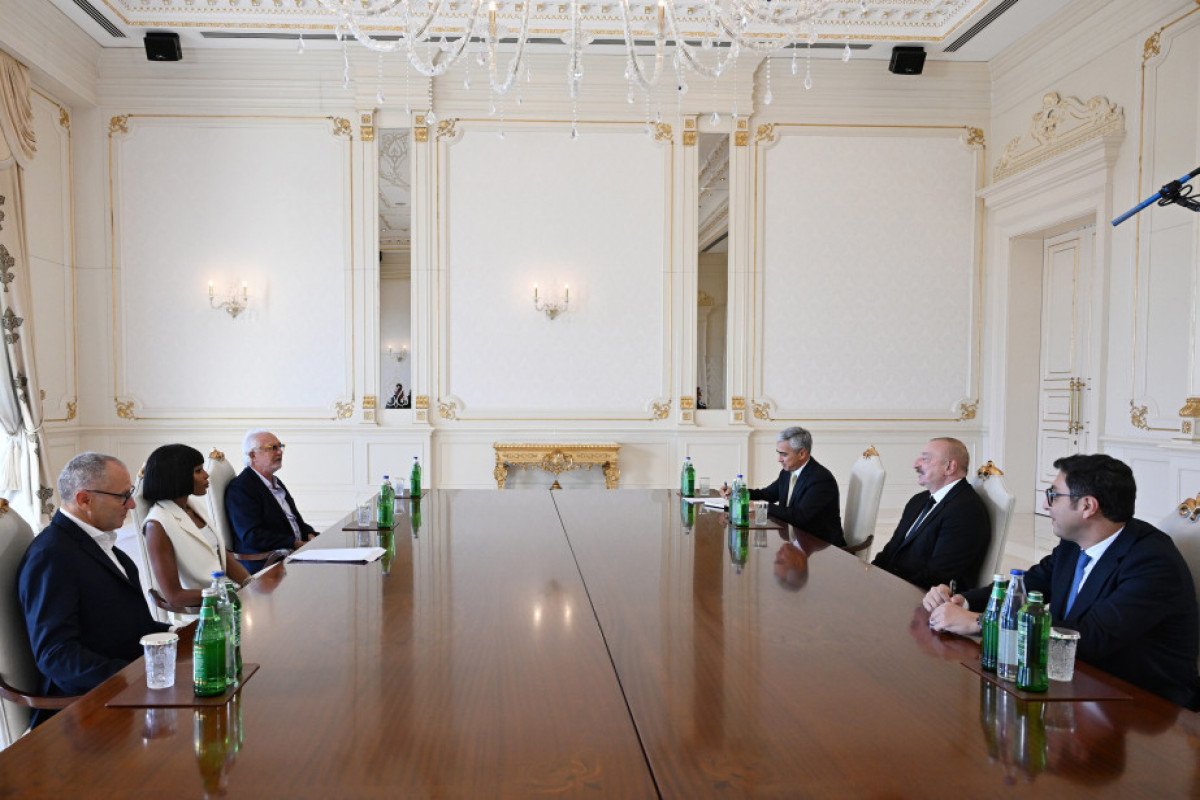 Prezident İlham Əliyev “Formula 1”in prezidenti və baş icraçı direktorunu, məsləhətçisini və britaniyalı supermodeli qəbul edib