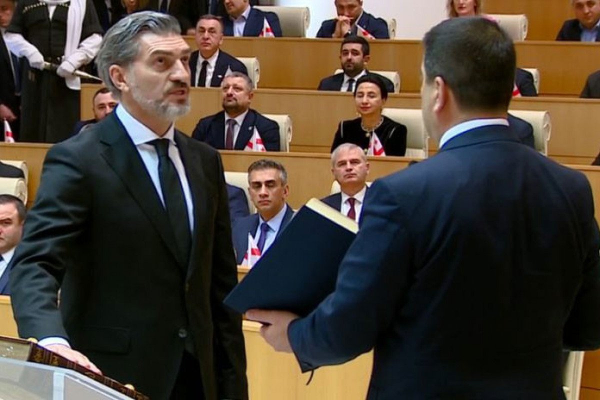 Gürcüstanın altıncı Prezidenti Mixeil Kavelaşvili and içib