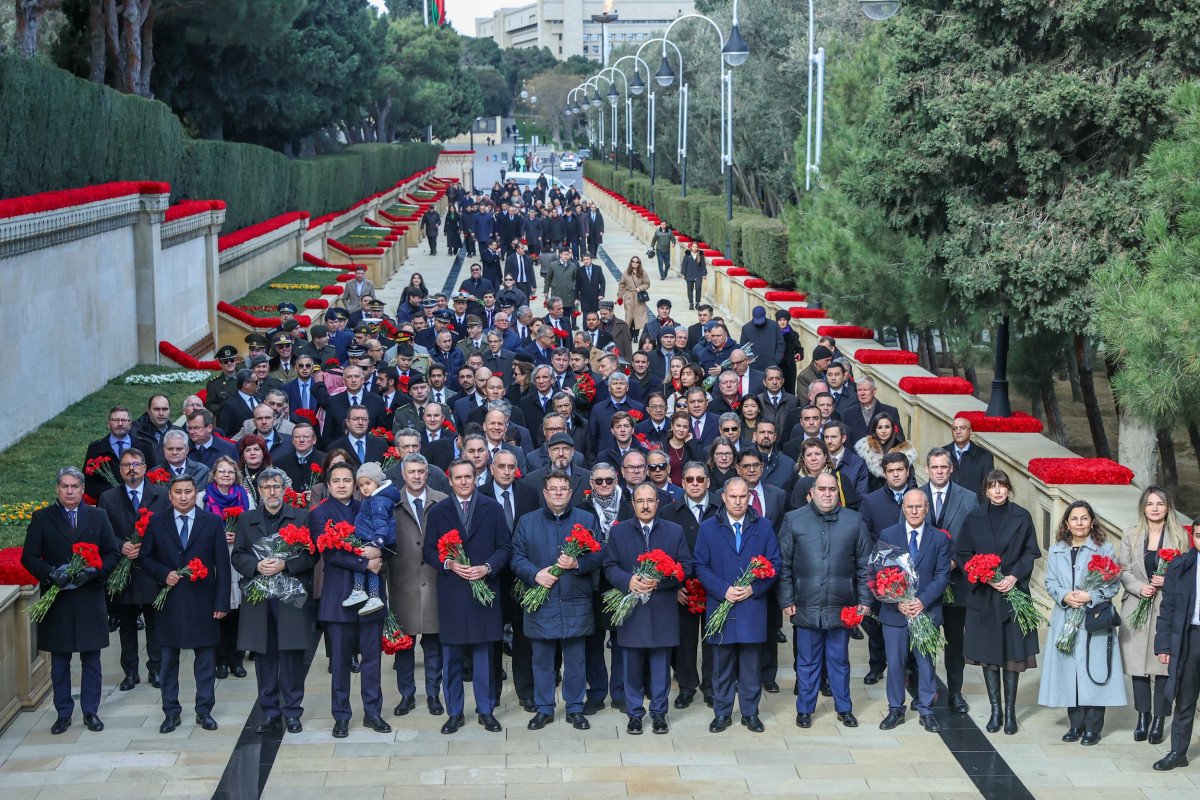Xarici ölkələrin diplomatları Şəhidlər Xiyabanını ziyarət ediblər