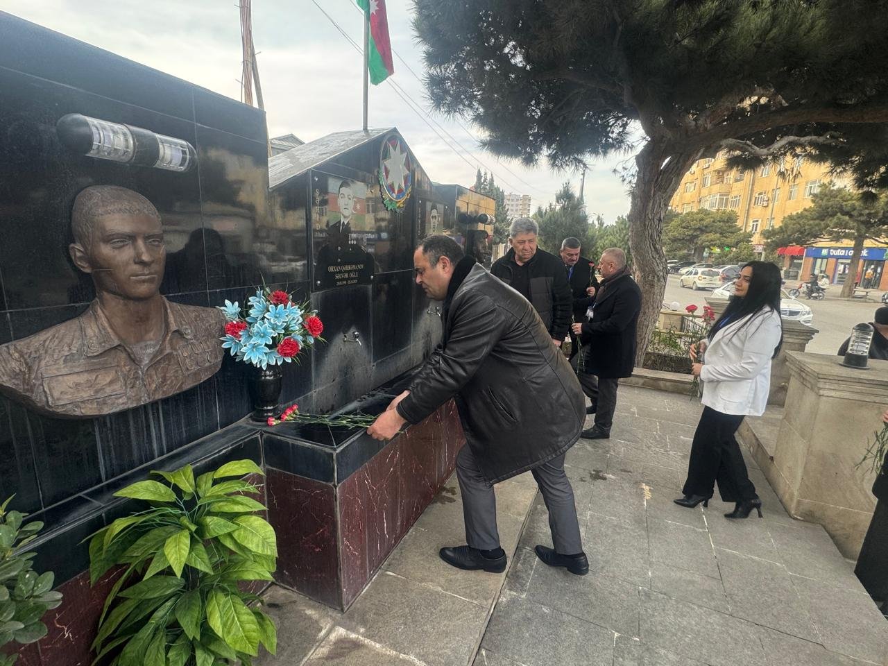 YAP-ın Qaraçuxur bələdiyyəsi üzvlüyünə namizədləri şəhidlərin bulaq-abidə kompleksini ziyarət etdi - FOTOLAR