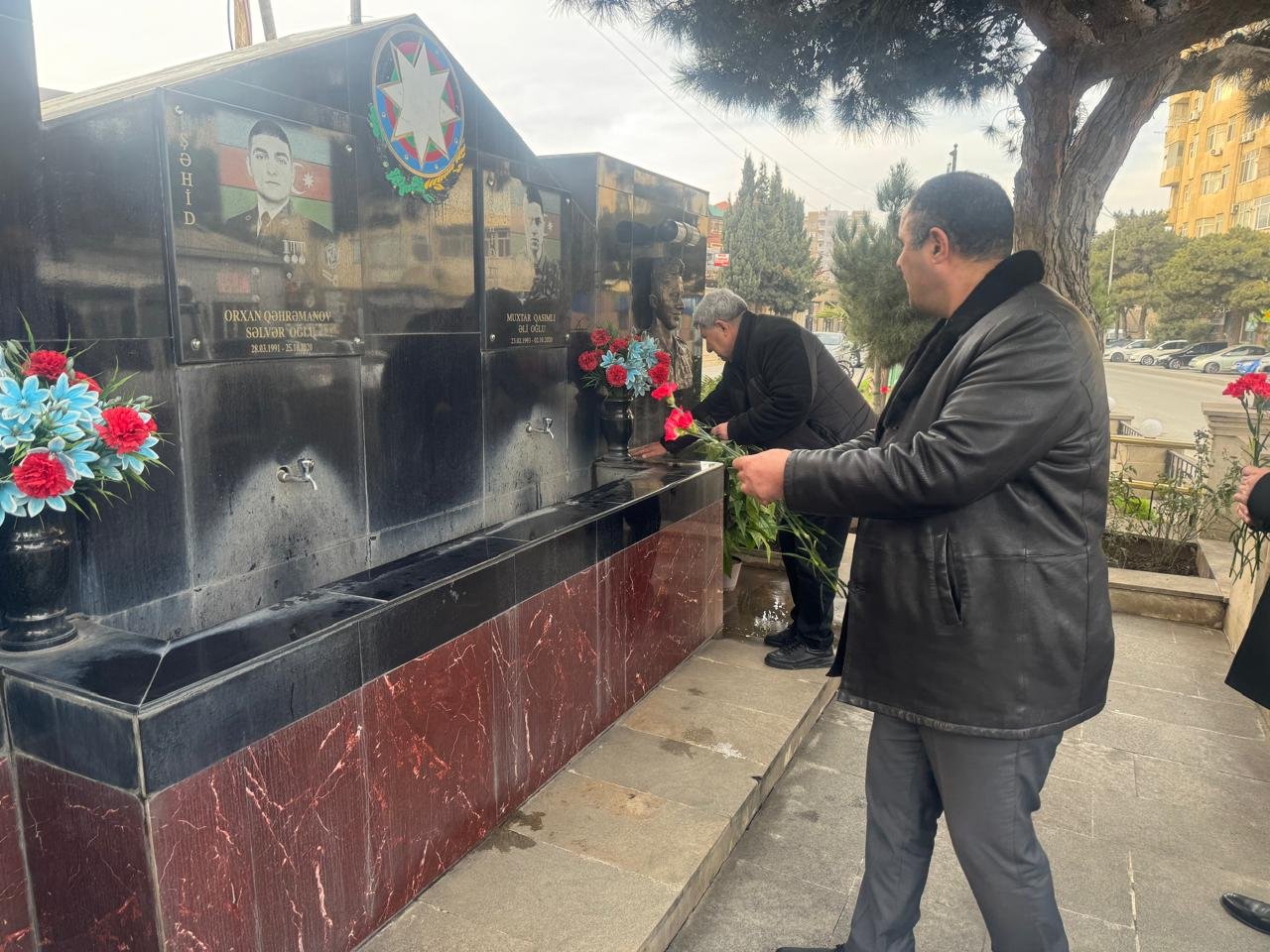 YAP-ın Qaraçuxur bələdiyyəsi üzvlüyünə namizədləri şəhidlərin bulaq-abidə kompleksini ziyarət etdi - FOTOLAR