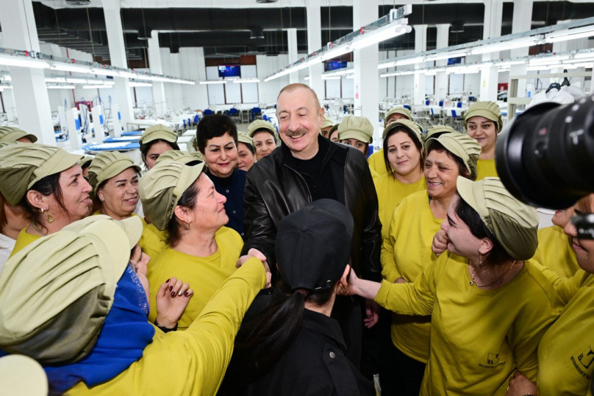 Prezident İlham Əliyev Xankəndi tikiş fabrikinin fəaliyyəti ilə tanış olub