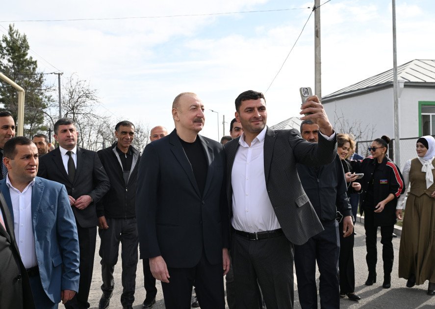 Prezident və birinci xanım Ağdərənin Həsənriz kəndində sakinlərlə birlikdə Novruz tonqalını alovlandırıblar