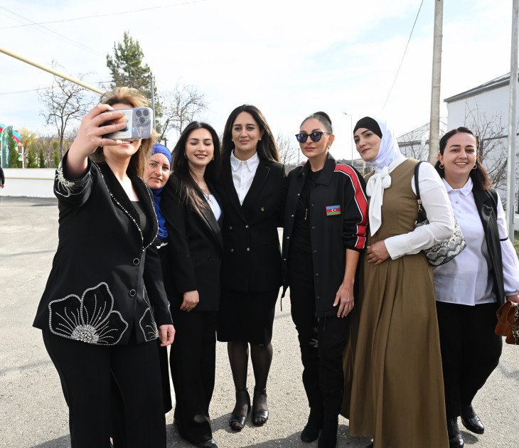 Prezident və birinci xanım Ağdərənin Həsənriz kəndində sakinlərlə birlikdə Novruz tonqalını alovlandırıblar
