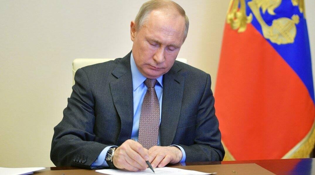 Putin Rusiyada qanunsuz yaşayan Ukrayna vətəndaşları ilə bağlı fərman imzalayıb