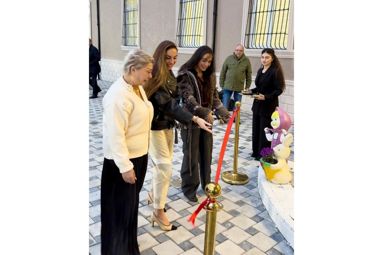 Leyla Əliyeva və Arzu Əliyeva “Azərbaycan Uşaqları” İctimai Birliyinin yeni inşa edilmiş binasının açılışını ediblər Leyla Əliyeva və Arzu Əliyeva “Azərbaycan Uşaqları” İctimai Birliyinin yeni inşa edilmiş binasının açılışını ediblər