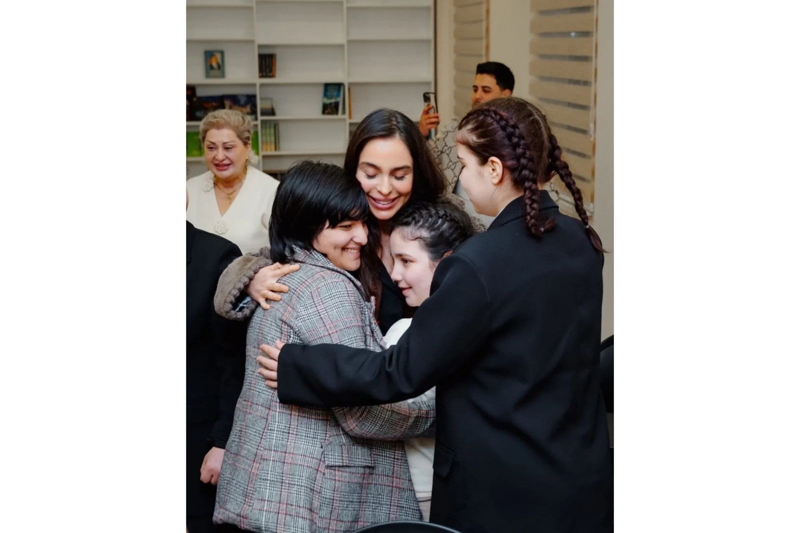 Leyla Əliyeva və Arzu Əliyeva “Azərbaycan Uşaqları” İctimai Birliyinin yeni inşa edilmiş binasının açılışını ediblər Leyla Əliyeva və Arzu Əliyeva “Azərbaycan Uşaqları” İctimai Birliyinin yeni inşa edilmiş binasının açılışını ediblər