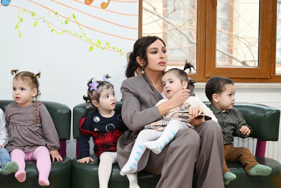 Mehriban Əliyeva və Leyla Əliyeva 1 saylı körpələr evində və 1 saylı uşaq evi sosial xidmət müəssisəsində olublar Mehriban Əliyeva və Leyla Əliyeva 1 saylı körpələr evində və 1 saylı uşaq evi sosial xidmət müəssisəsində olublar