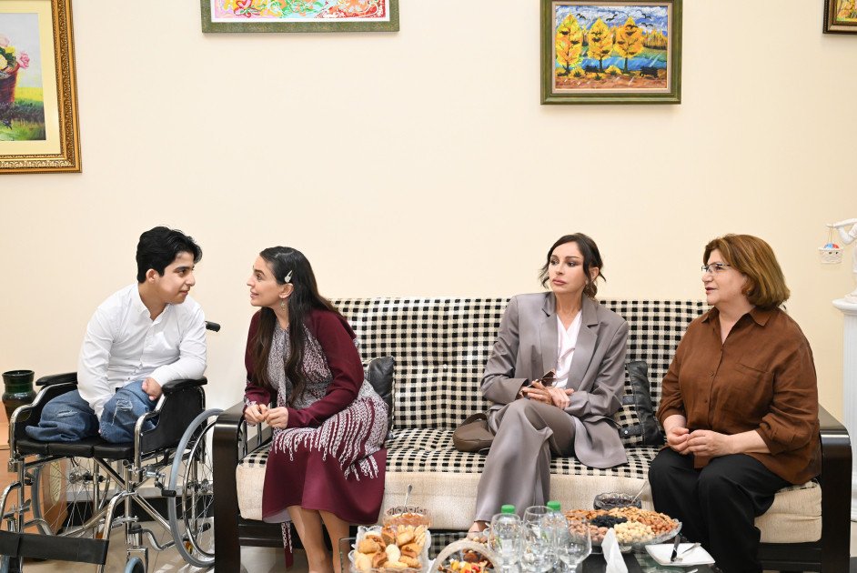 Mehriban Əliyeva və Leyla Əliyeva 1 saylı körpələr evində və 1 saylı uşaq evi sosial xidmət müəssisəsində olublar Mehriban Əliyeva və Leyla Əliyeva 1 saylı körpələr evində və 1 saylı uşaq evi sosial xidmət müəssisəsində olublar