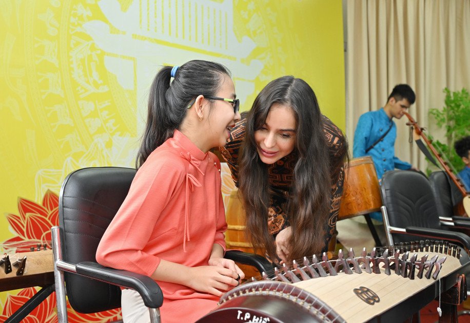 Leyla Əliyeva Hanoyda görmə qabiliyyəti məhdud şəxslər üçün məktəbdə olub Leyla Əliyeva Hanoyda görmə qabiliyyəti məhdud şəxslər üçün məktəbdə olub