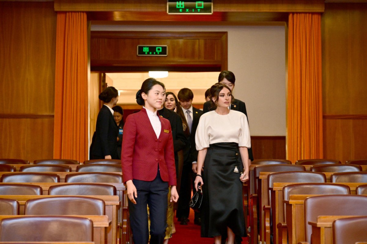 Mehriban Əliyeva, Leyla Əliyeva və digər ailə üzvləri Pekində Böyük Xalq Sarayı ilə tanış olublar