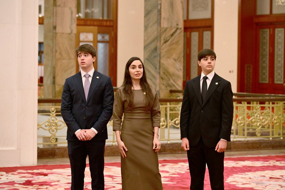 Mehriban Əliyeva, Leyla Əliyeva və digər ailə üzvləri Pekində Böyük Xalq Sarayı ilə tanış olublar Mehriban Əliyeva, Leyla Əliyeva və digər ailə üzvləri Pekində Böyük Xalq Sarayı ilə tanış olublar