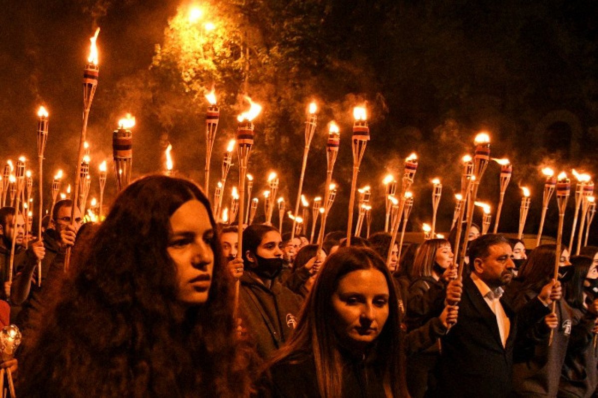 İrəvanda qondarma “erməni soyqırımı” yürüşündə Azərbaycan və Türkiyənin bayraqları yandırılıb