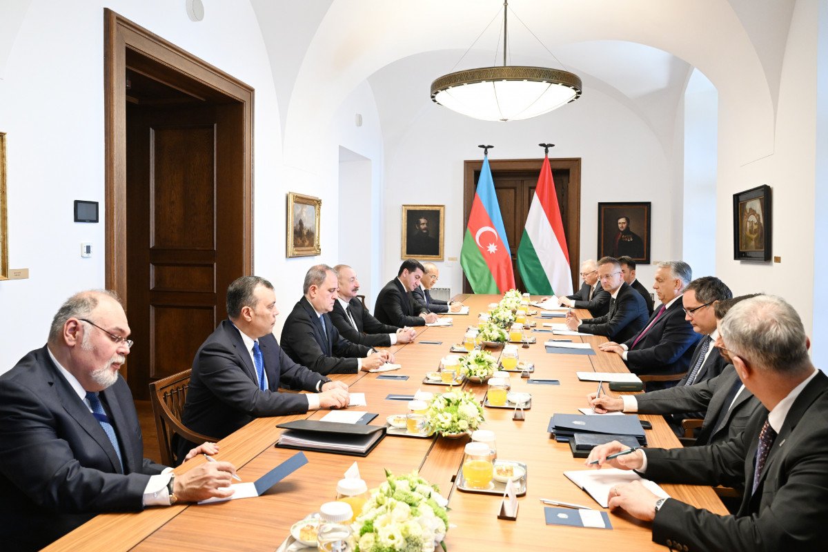 Budapeştdə Prezident İlham Əliyevin Macarıstanın Baş naziri ilə geniş tərkibdə görüşü olub