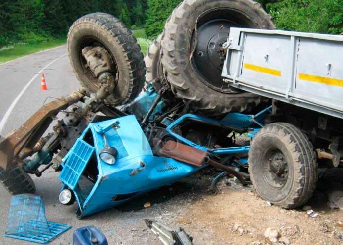 Yevlaxda batan avtomobili çəkən traktor aşıb, ölən və yaralanan var