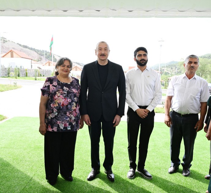 Prezident Laçının Bəylik kəndinə köçən sakinlərlə görüşüb, onlara evlərin açarlarını təqdim edib