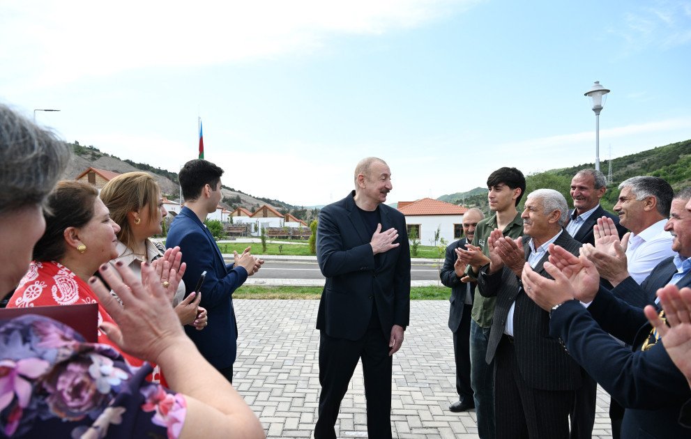 Prezident Laçının Bəylik kəndinə köçən sakinlərlə görüşüb, onlara evlərin açarlarını təqdim edib