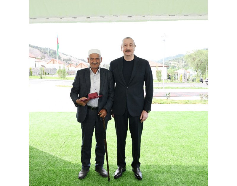 Prezident Laçının Bəylik kəndinə köçən sakinlərlə görüşüb, onlara evlərin açarlarını təqdim edib