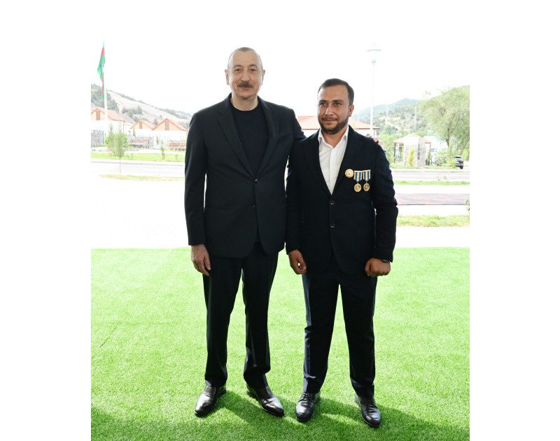 Prezident Laçının Bəylik kəndinə köçən sakinlərlə görüşüb, onlara evlərin açarlarını təqdim edib