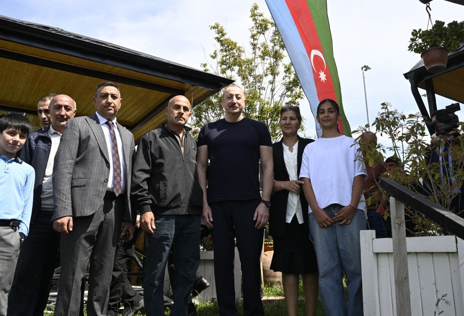 Prezident İlham Əliyev Laçın şəhərində sakinlərlə görüşüb