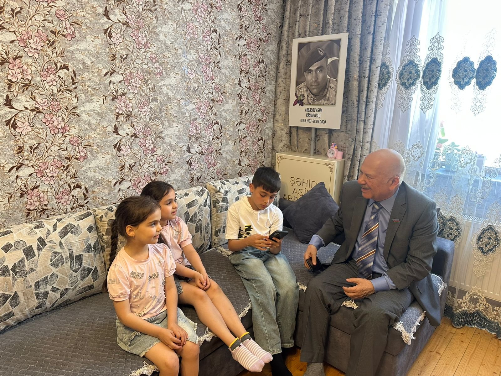 Səyyad Aran şəhid övladlarının bayramını təbrik etdi - FOTOLAR