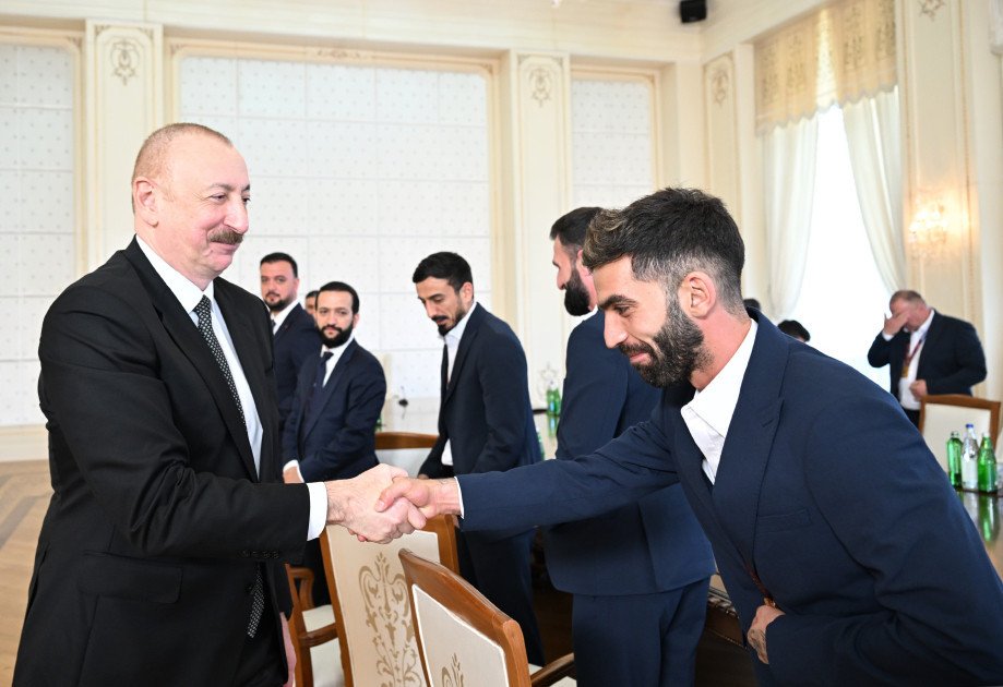 Prezident minifutbol üzrə dünya çempionatının qalibi olan Azərbaycan milli komandasının üzvlərini qəbul edib