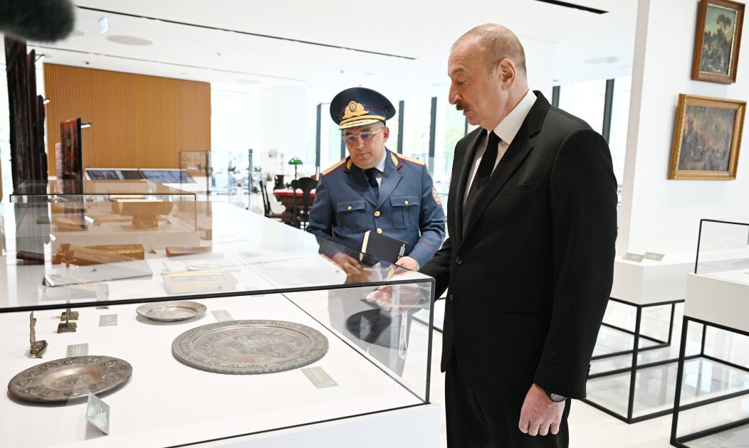 Prezident İlham Əliyev Dövlət Gömrük Komitəsinin yeni inzibati binasının açılışında iştirak edib Prezident İlham Əliyev Dövlət Gömrük Komitəsinin yeni inzibati binasının açılışında iştirak edib
