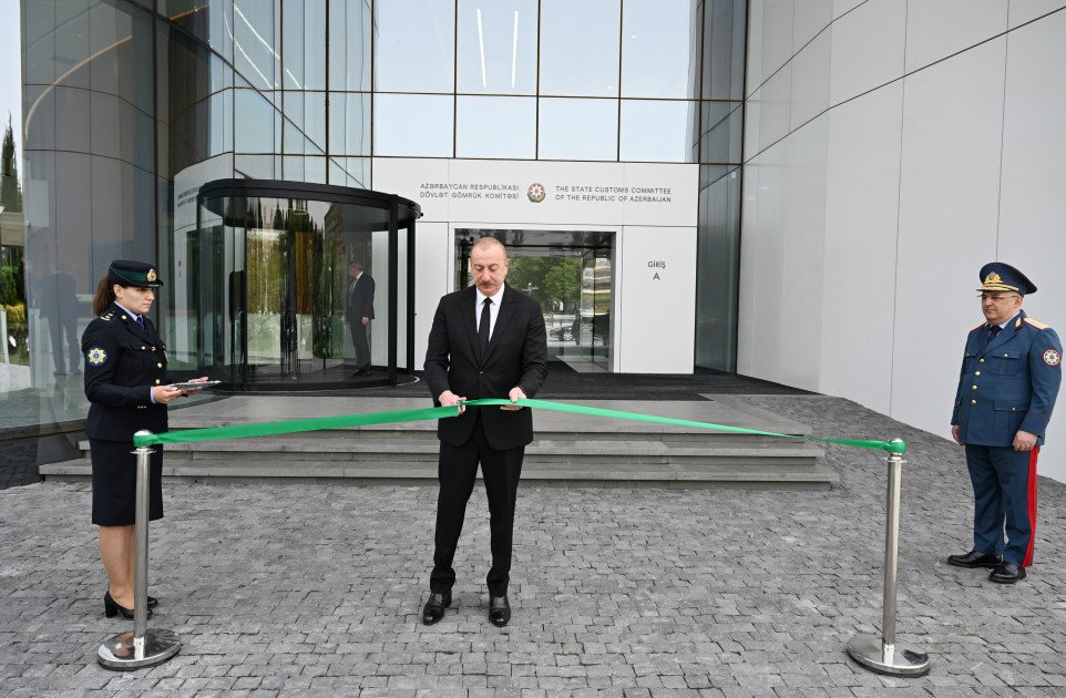 Prezident İlham Əliyev Dövlət Gömrük Komitəsinin yeni inzibati binasının açılışında iştirak edib Prezident İlham Əliyev Dövlət Gömrük Komitəsinin yeni inzibati binasının açılışında iştirak edib