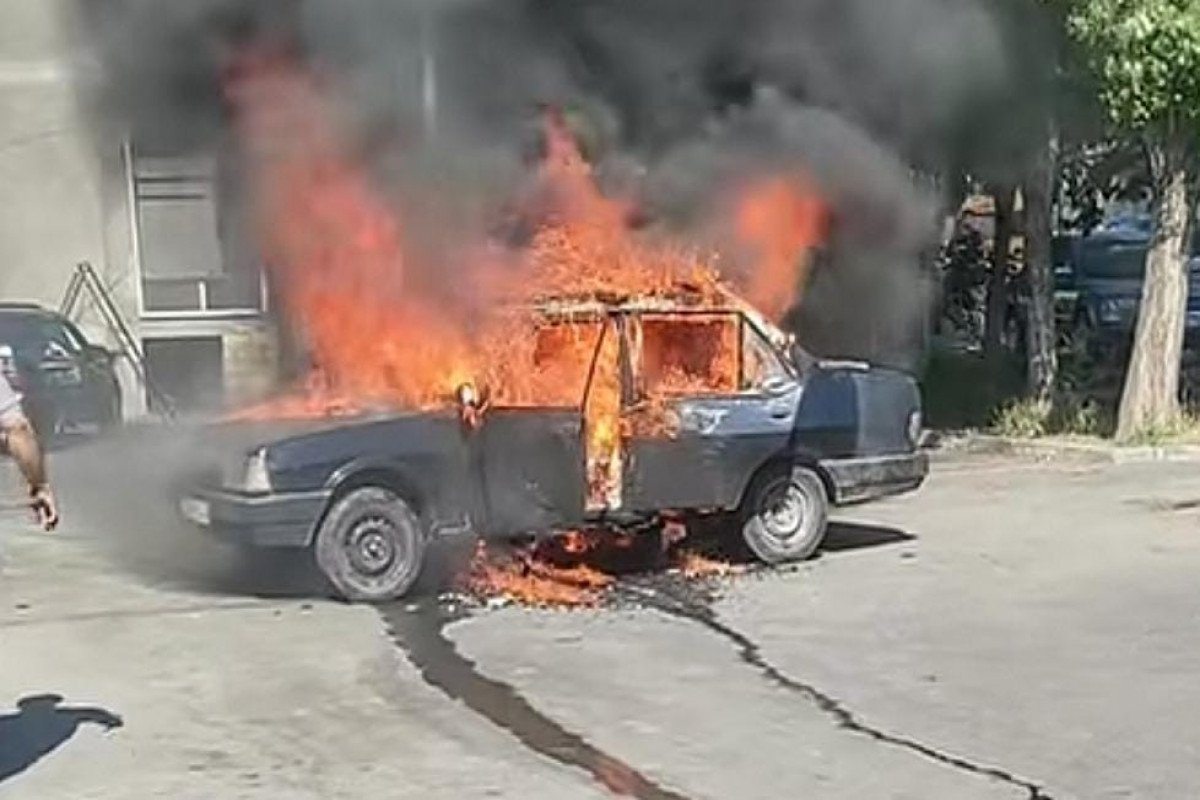 Qaxda avtomobil yanıb