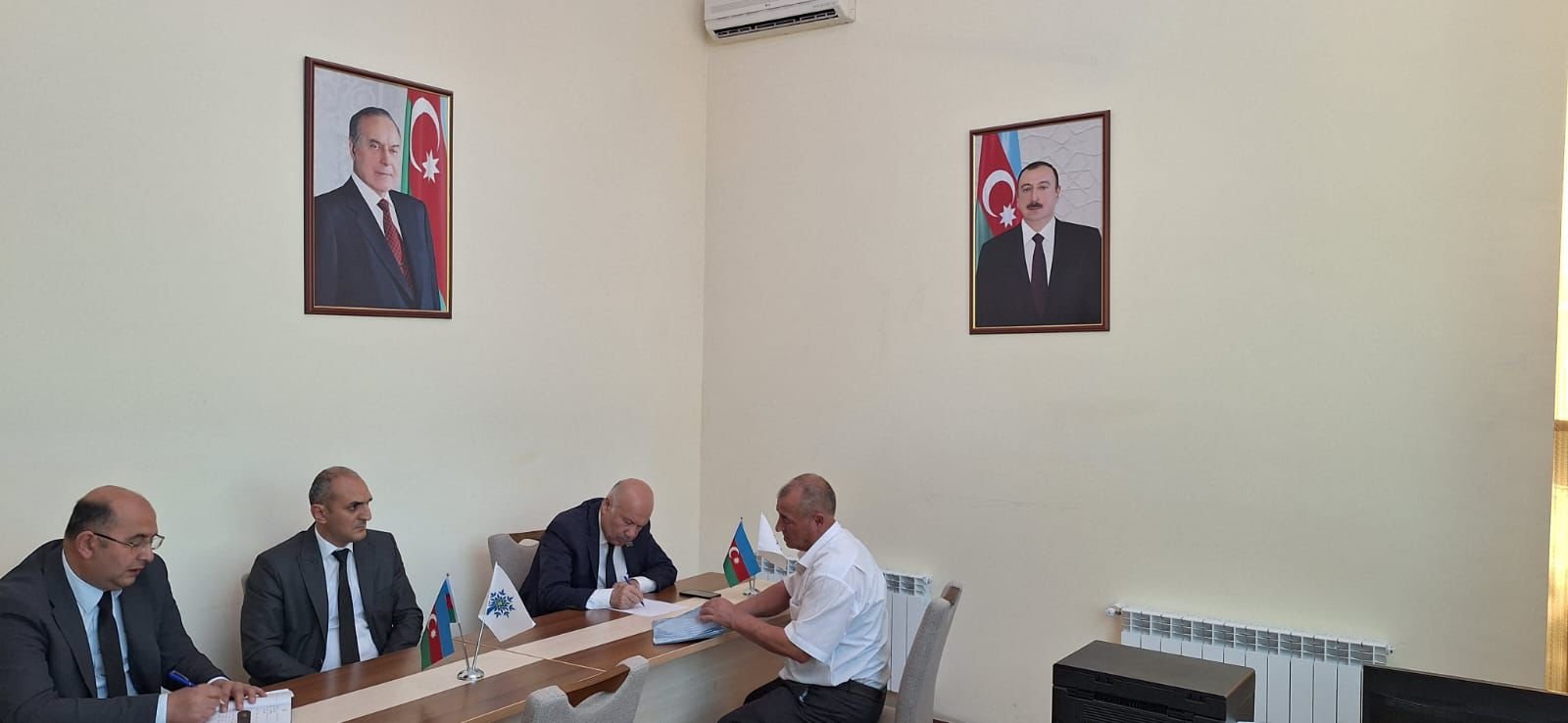 Deputat Saatlıda seçiciləri ilə görüşdü Deputat Saatlıda seçiciləri ilə görüşdü
