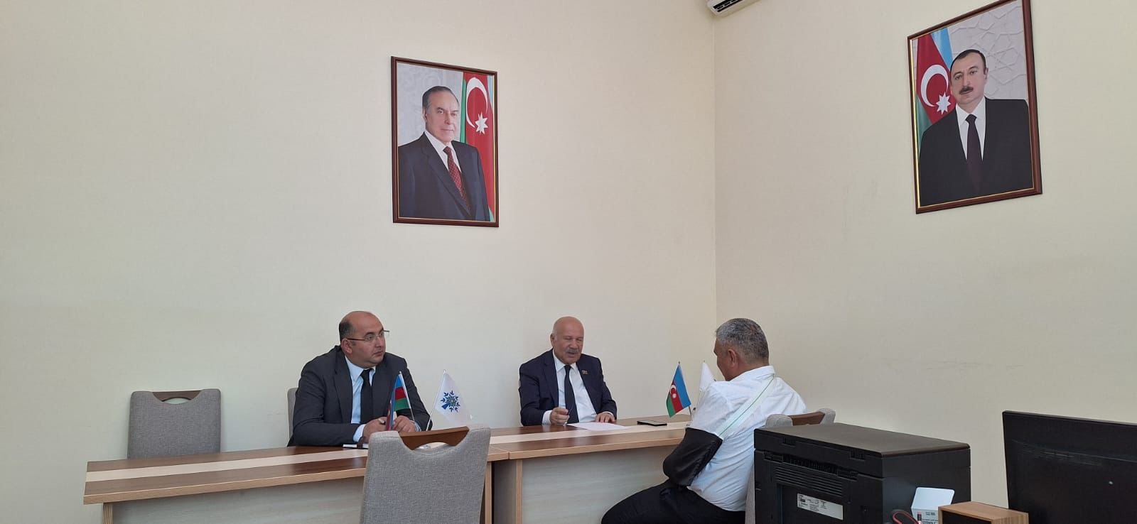 Deputat Saatlıda seçiciləri ilə görüşdü Deputat Saatlıda seçiciləri ilə görüşdü