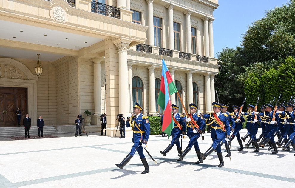 Şavkat Mirziyoyevin rəsmi qarşılanma mərasimi olub